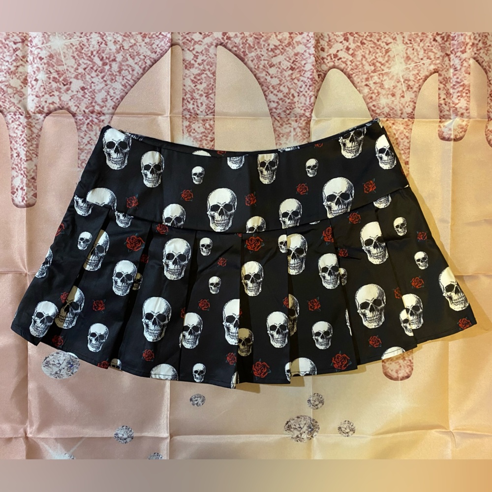 Skull & Red Roses Pleated Mini